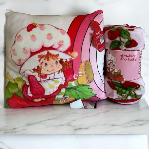 Strawberry Shortcake Bundle Blanket and Pillow Set - Picture 1 of 6